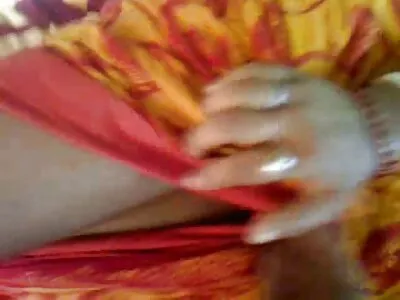 ਵੱਡੀ ਗਧੀ ਔਰਤ ਆਪਣੇ ਗਧੇ ਨੂੰ ਹਿਲਾ ਰਹੀ ਹੈ