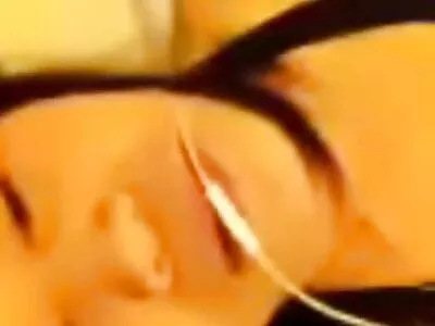 ਇੱਕ brunette ਇੱਕ ਵੱਡੇ dildo 'ਤੇ ਬੈਠਾ ਹੈ