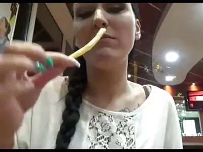 ਸ਼ਾਵਰ ਦੇ ਹੇਠਾਂ curvy ਅਤੇ petite brunette fucks