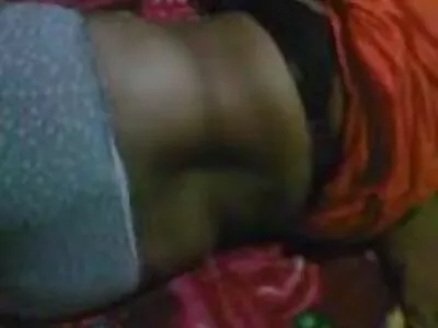 ਦੋ ਕੁੜੀਆਂ ਇੱਕ ਆਦਮੀ ਨਾਲ ਹਨ