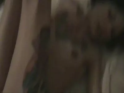 ਪਤਲਾ ਨੌਜਵਾਨ ਨਗਨ ਹੋ ਕੇ ਨੱਚਦਾ ਹੈ
