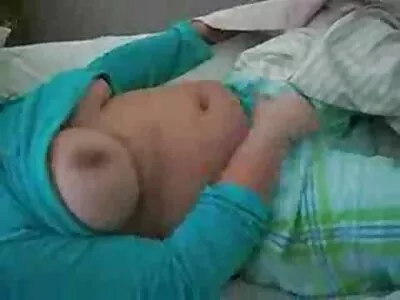 ਰੈੱਡਹੈੱਡ ਇੱਕ ਸੈਕਸ ਖਿਡੌਣੇ 'ਤੇ ਬੈਠਦਾ ਹੈ