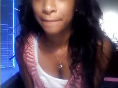 ਉਸ ਦੇ ਗੋਡੇ 'ਤੇ ਗਿੱਲਾ brunette ਕੁੱਕੜ sucking
