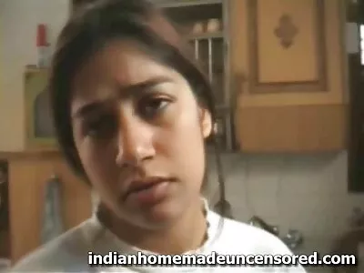 ਮੁਰਗੀ ਆਪਣੀ ਚੂਤ ਸ਼ੇਵ ਕਰਦੀ ਹੈ