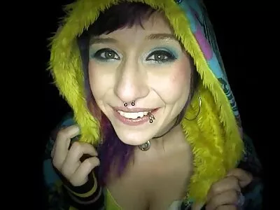ਸੁੰਦਰ boobs ਦੇ ਨਾਲ petite brunette ਇੱਕ ਵੱਡਾ ਕੁੱਕੜ ਚੂਸਦਾ ਹੈ