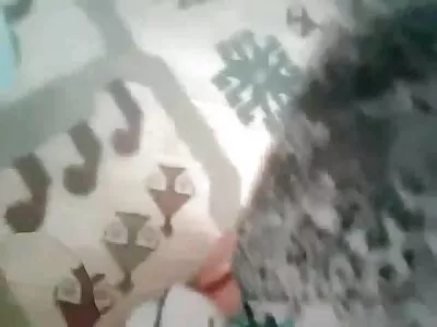 Busty ਸ਼ੁਕੀਨ ਪਤਨੀ ਉਸਦੀ ਚੂਤ ਨੂੰ ਉਂਗਲਾਂ ਮਾਰ ਰਹੀ ਹੈ