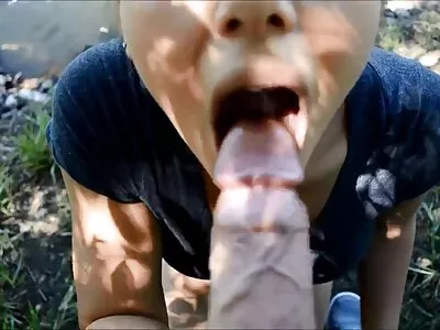 ਘੁੰਗਰਾਲੇ ਵਾਲਾਂ ਵਾਲੀ ਕੁੜੀ ਸਿਰ ਦਿੰਦੀ ਹੈ