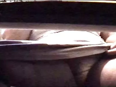 ਕੁੜੀ ਬੀਚ 'ਤੇ ਬਹੁਤ ਵਧੀਆ ਹੈਂਡ ਜੌਬ ਦਿੰਦੀ ਹੈ