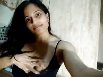 Brunette ਗਰਮ ਅਤੇ horny ਚੂਸਣ ਕੁੱਕੜ ਦੇਖ