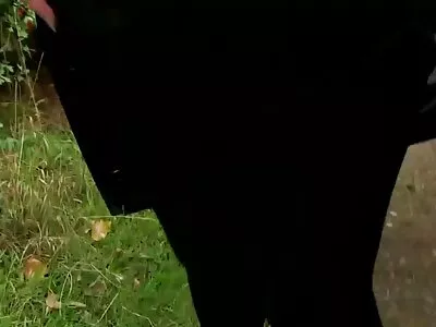 ਇੱਕ ਪਤਲੀ ਕੁੜੀ ਬੰਦ ਕਰ ਰਹੀ ਹੈ