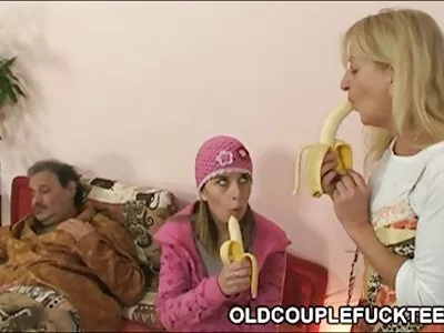 ਬੇਬੇ ਦੇ ਚਿਹਰੇ 'ਤੇ ਕਮ ਹੁੰਦਾ ਹੈ